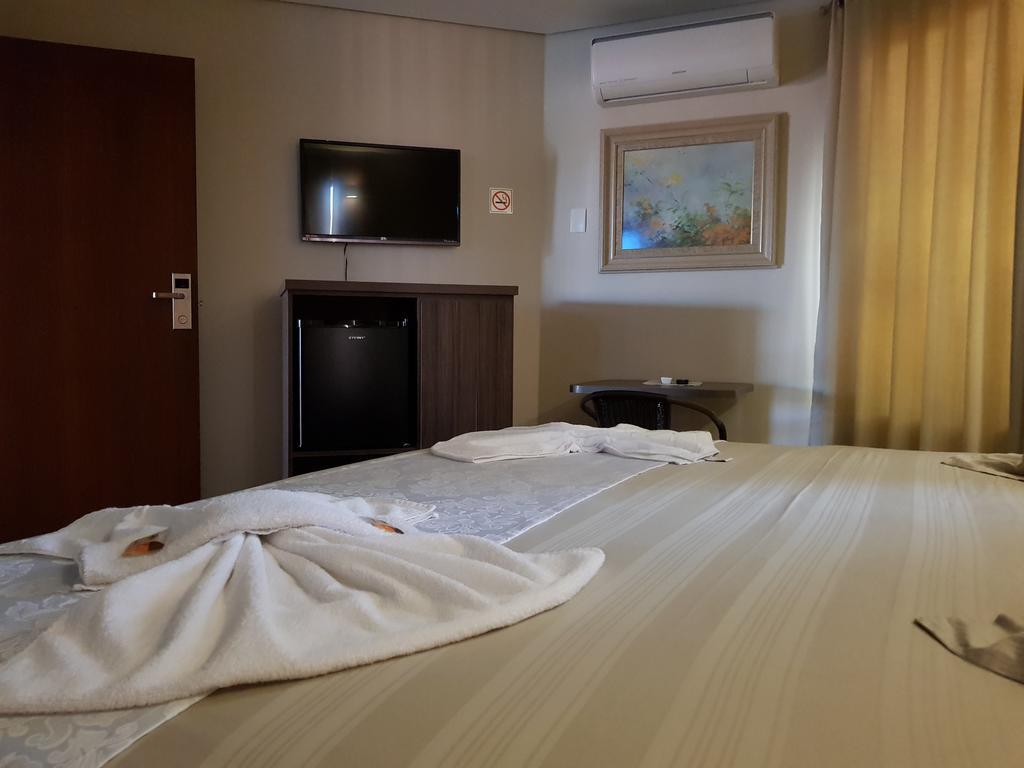 Hotel Itatiaia Tangará da Serra Buitenkant foto